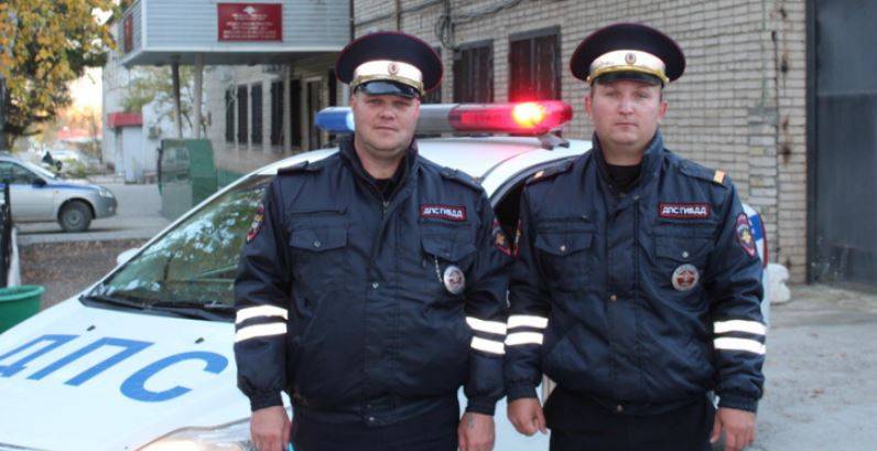 35 человек спасли два приморских полицейских