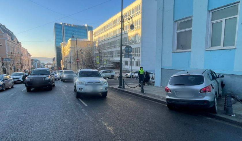 Водитель Toyota Land Cruiser Prado спровоцировал серьезное ДТП во Владивостоке Водитель Toyota Land Cruiser Prado спровоцировал серьезное ДТП во Владивостоке