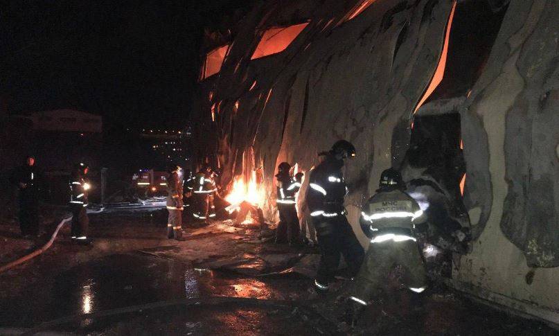 Пожарные полностью ликвидировали крупное возгорание на складах во Владивостоке Пожарные полностью ликвидировали крупное возгорание на складах во Владивостоке
