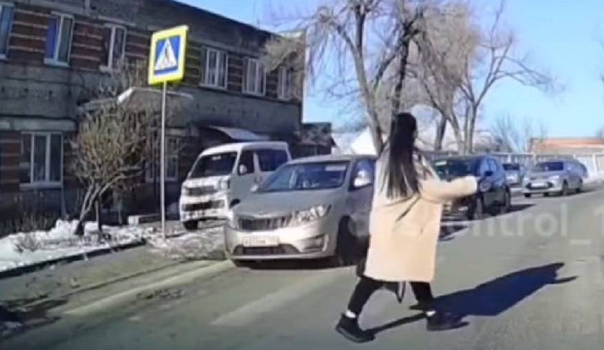 «Красотка с легкой походкой»: Нелепое ДТП произошло во Владивостоке