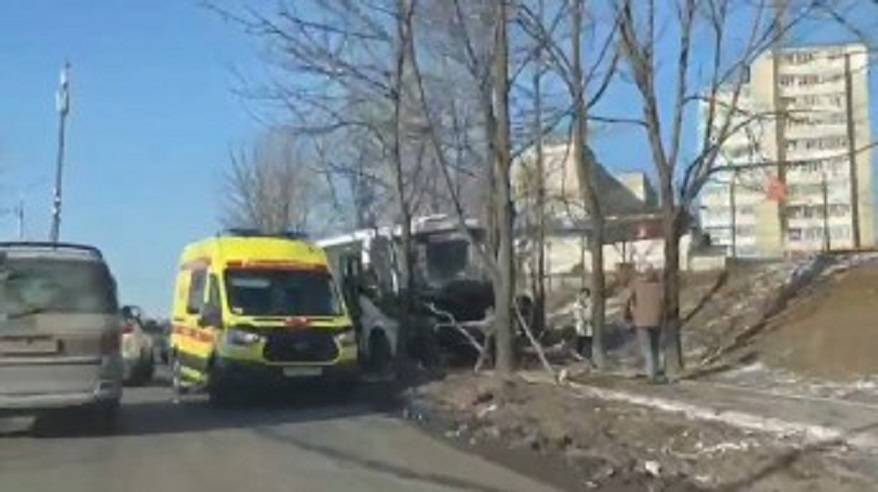 ЧП на дороге: Автобус с пассажирами врезался в дерево ЧП на дороге: Автобус с пассажирами врезался в дерево