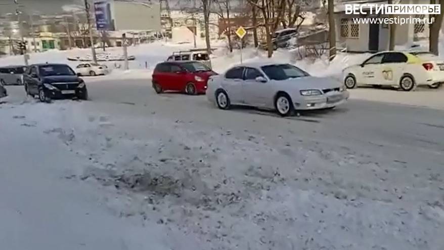 "Ни один автобус не проехал": автомобили штурмом берут подъемы Владивостока