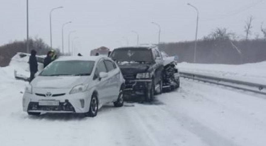 Массовая авария собрала в кучу машины на трассе Массовая авария собрала в кучу машины на трассе