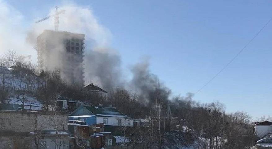 Движение перекрыто: Дом горит во Владивостоке Движение перекрыто: Дом горит во Владивостоке