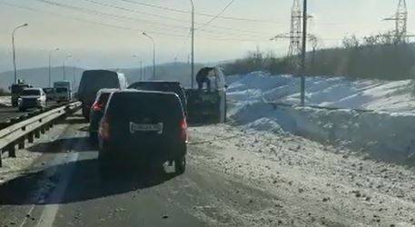 "Как это у ребят получилось?": Серьезное ДТП собирает пробку во Владивостоке