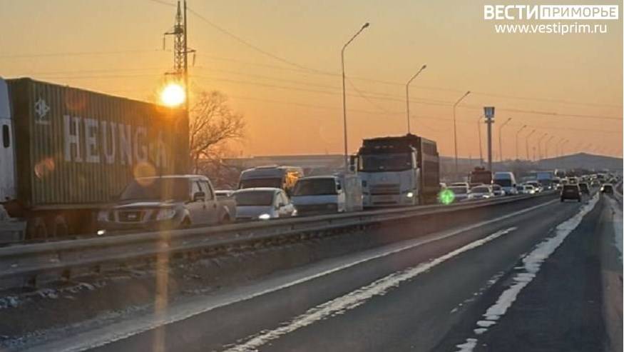 «В эти минуты»: Многокилометровая пробка на трассе из-за ДТП