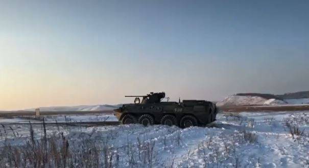 «Елка желаний»:  в Приморье детей военнослужащих прокатили на БТР и танке
