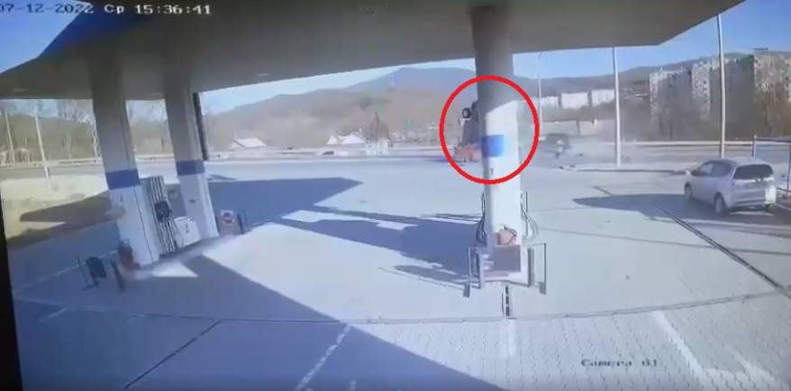 "Внедорожник встал на "козла": жесткая авария в Приморье попала на видео