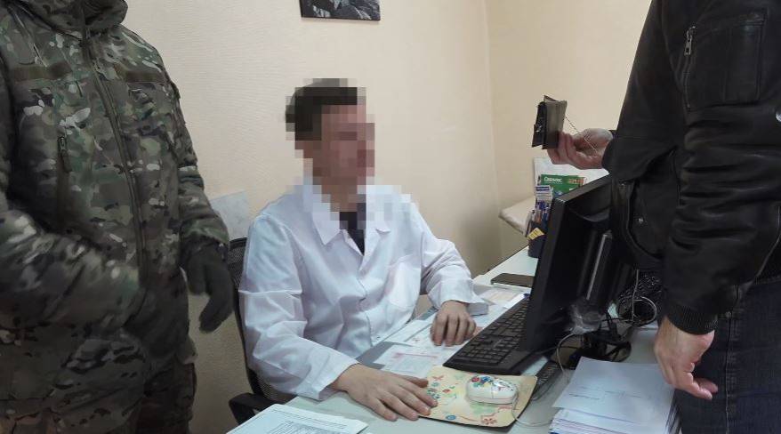 Отряд спецназа «Гром» нагрянул в одну из поликлиник Владивостока