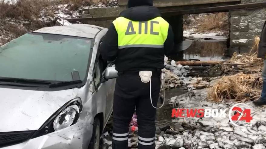 Во Владивостоке «Фит» совершил виртуозный кульбит с моста в речку, водитель скрылся