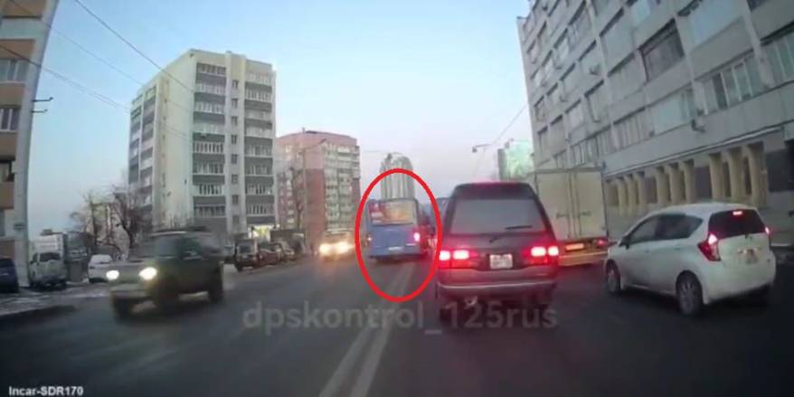"У них челлендж такой": поступок водителя маршрутки вызвал негодование у владивостокцев