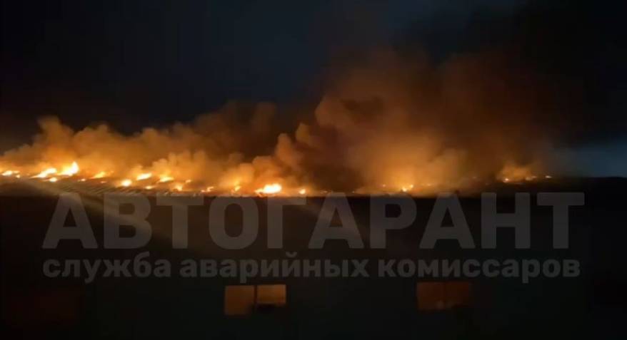 "Угроза взрыва": Мощный пожар полыхает во Владивостоке