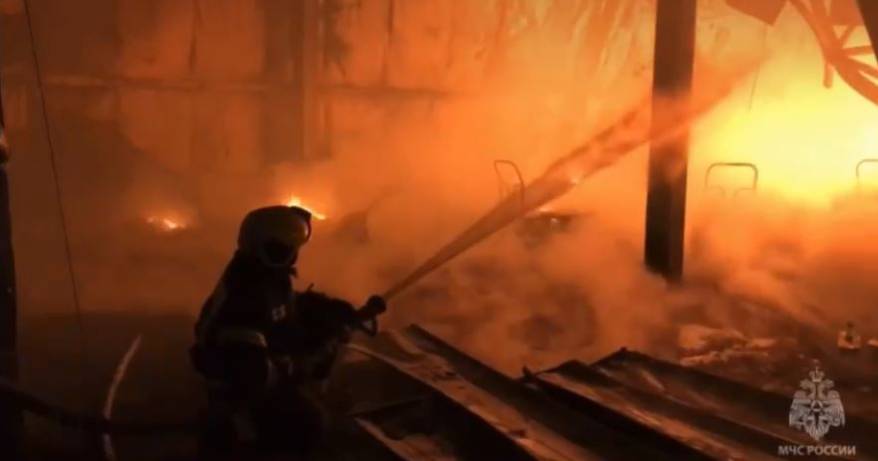 Пожарные зашли внутрь помещений горящего склада во Владивостоке