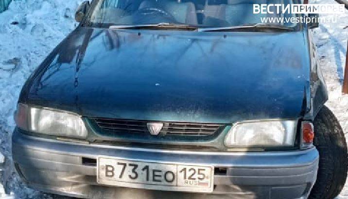 "Как он сюда попал?": "мастер парковки" озадачил жителей Владивостока