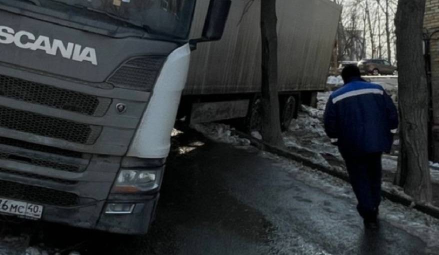Застряла, перекрыла проезд: Кадры ДТП ввели в недоумение горожан Застряла, перекрыла проезд: Кадры ДТП ввели в недоумение горожан