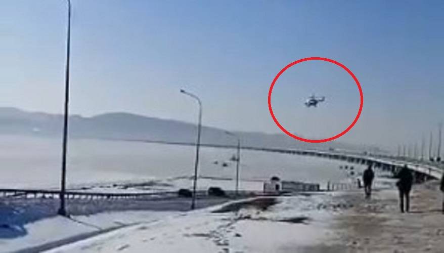 Боевой вертолет Ка-52 завис над низководным мостом во Владивостоке (видео)
