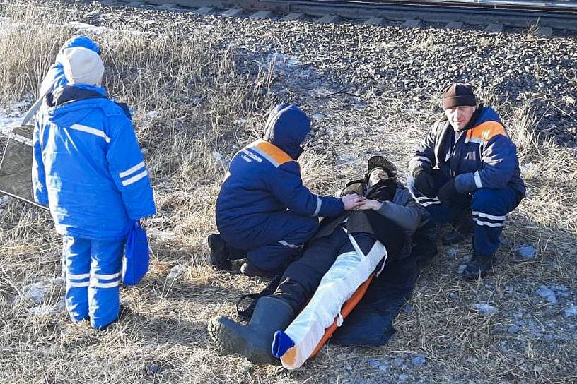 В Приморье мужчина упал с шестиметрового обрыва