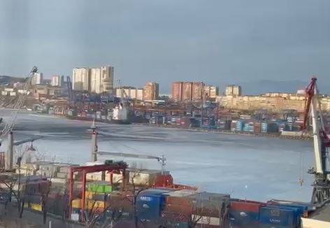 "Пыль уже на зубах": Владивостокцы обнаружили черные пятна на льду в районе Эгершельда "Пыль уже на зубах": Владивостокцы обнаружили черные пятна на льду в районе Эгершельда