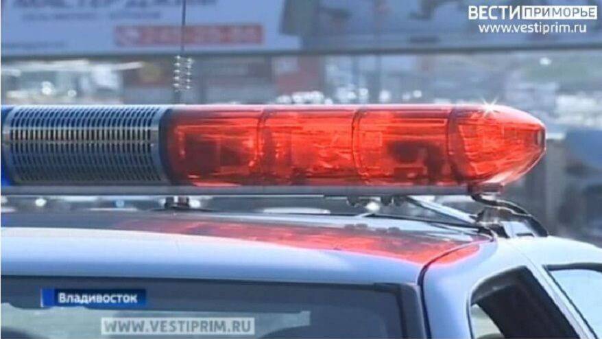 Большегруз смял малолитражку во Владивостоке Большегруз смял малолитражку во Владивостоке