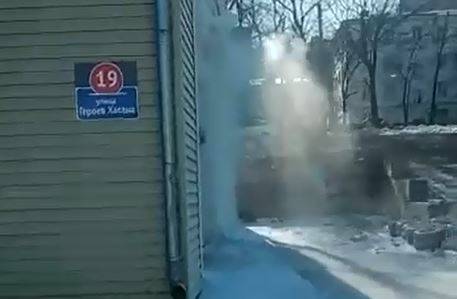 Горячий фонтан бьет во Владивостоке