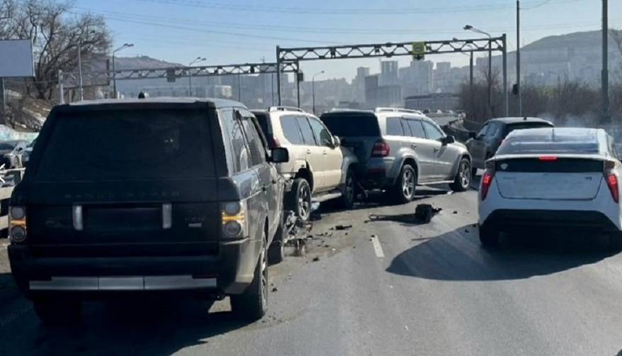 «Range Rover, Cruiser, Mercedes»: Подробности «элитного» замеса в массовом ДТП «Range Rover, Cruiser, Mercedes»: Подробности «элитного» замеса в массовом ДТП