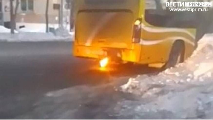 Рейсовый автобус с пассажирами загорелся в Приморье (видео) Рейсовый автобус с пассажирами загорелся в Приморье (видео)