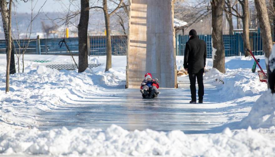 В парке имени Лазо на Санаторной начнет работу ледовая дорожка с горкой В парке имени Лазо на Санаторной начнет работу ледовая дорожка с горкой