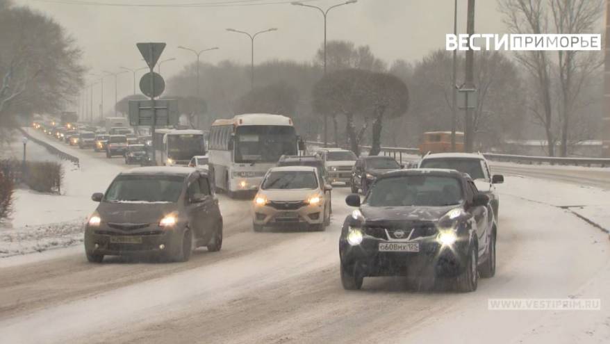 "Все колом": выпавший снег блокировал важную трассу в Приморье