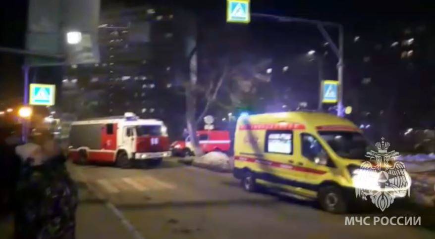 Страшный пожар в многоэтажном доме во Владивостоке: десятки людей выбежали на улицу Страшный пожар в многоэтажном доме во Владивостоке: десятки людей выбежали на улицу