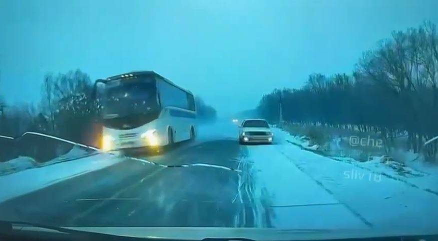 "Вылетел прямо в лоб": чудом удалось избежать жертв в ДТП в Приморье