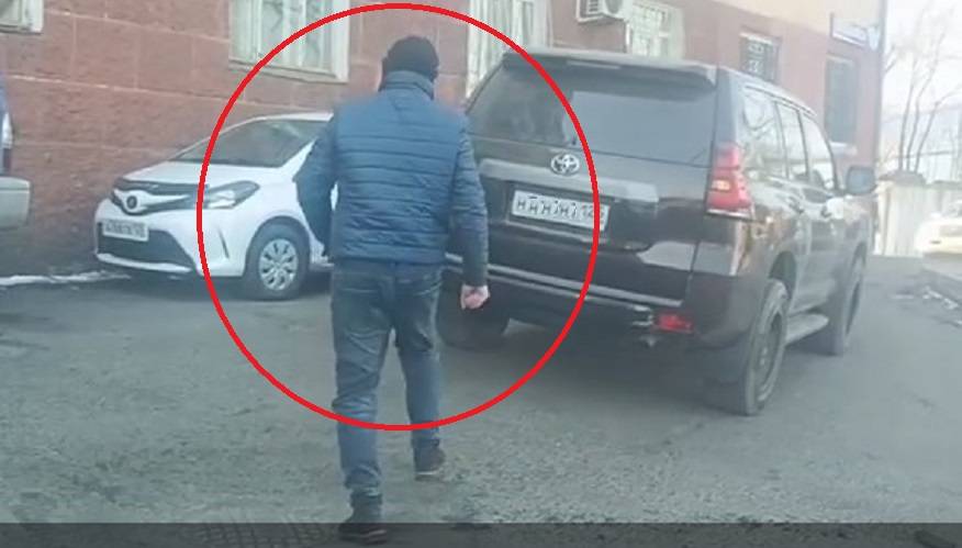 «Неадекват» на дорогом внедорожнике разгромил несколько припаркованных машин «Неадекват» на дорогом внедорожнике разгромил несколько припаркованных машин
