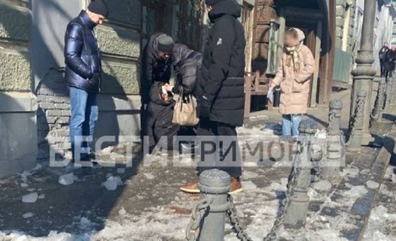 Глыбой пробита голова. Подробности инцидента в центре Владивостока