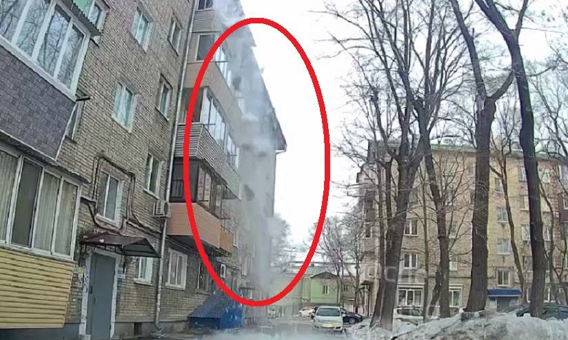 «Падали с грохотом»: Глыбы льда едва не похоронили под собой пешеходов