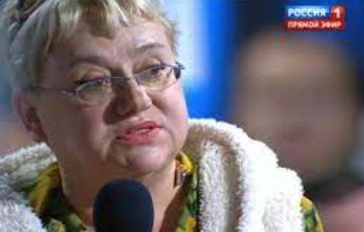Журналистка, смутившая президента, устроила одиночный пикет во Владивостоке Журналистка, смутившая президента, устроила одиночный пикет во Владивостоке