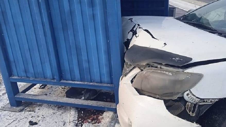 Дама за рулем влетела в автобусную остановку