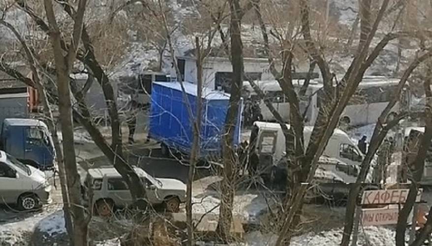 «Толпа собралась»: Кино снимают на одной из улиц Владивостока «Толпа собралась»: Кино снимают на одной из улиц Владивостока