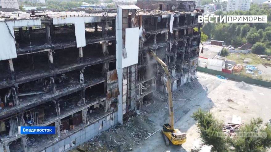 "Внаглую": Во Владивостоке начали демонтировать фасадную часть сгоревшего ТЦ «Максим»