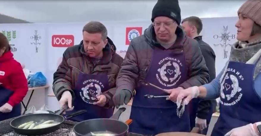 Мэр и миллиардер жарили корюшку для жителей Владивостока