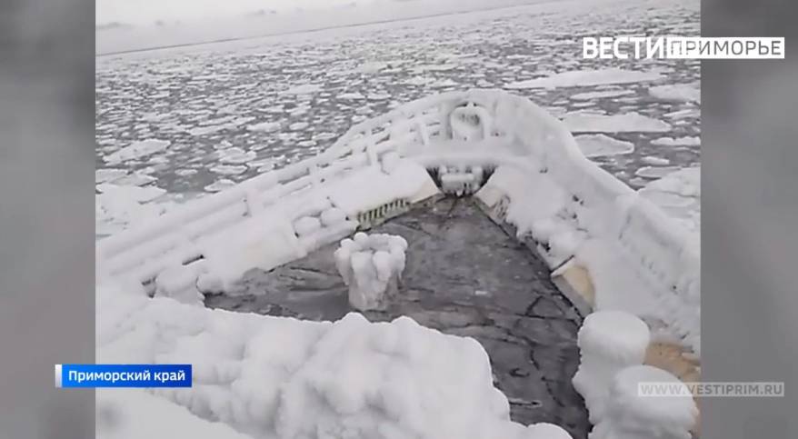 Приморский ледокол спас из ледового плена паром "Сахалин 9"