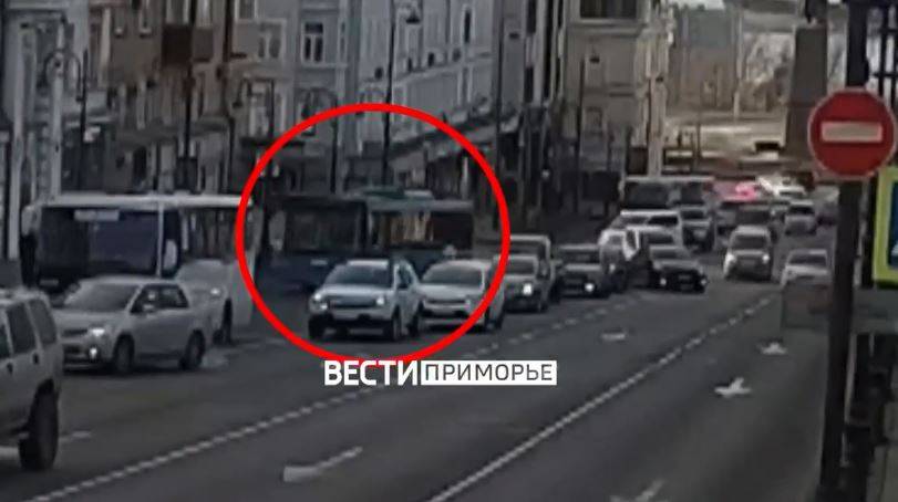 Момент жесткого ДТП с участием пассажирского автобуса во Владивостоке попал на видео