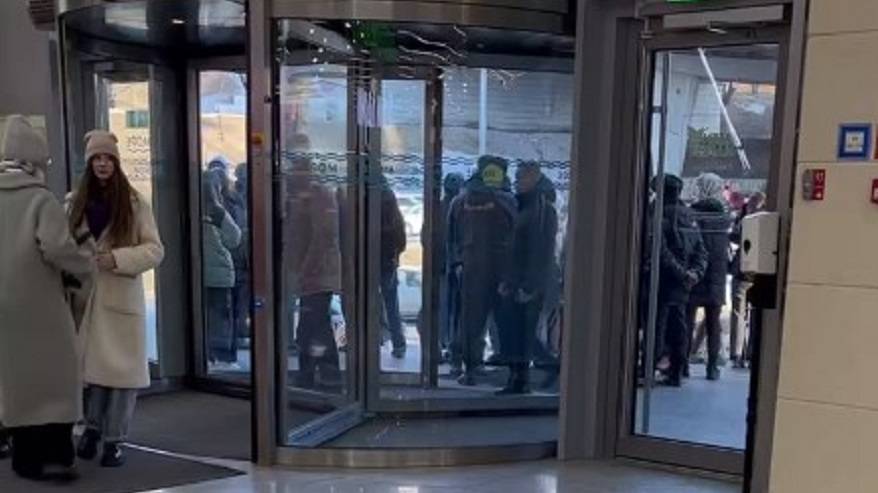 Силовики не впускают несовершеннолетних в здание ТЦ «Море» (видео)