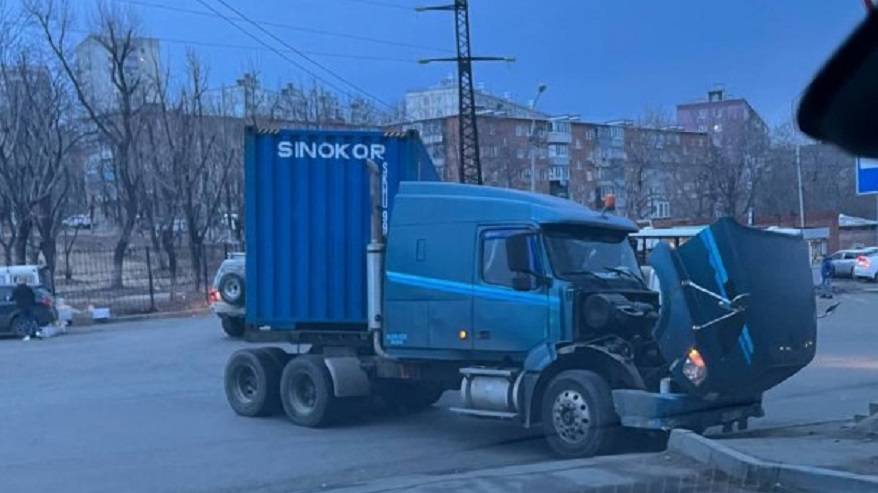 Большегруз сломался и перекрыл дорогу Большегруз сломался и перекрыл дорогу