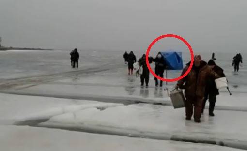 "Палатки бегут вместе с рыбаками": занимательную картину снял на видео приморец "Палатки бегут вместе с рыбаками": занимательную картину снял на видео приморец