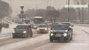 Из-за скользких подъёмов и ДТП во Владивостоке собрались пятибалльные пробки