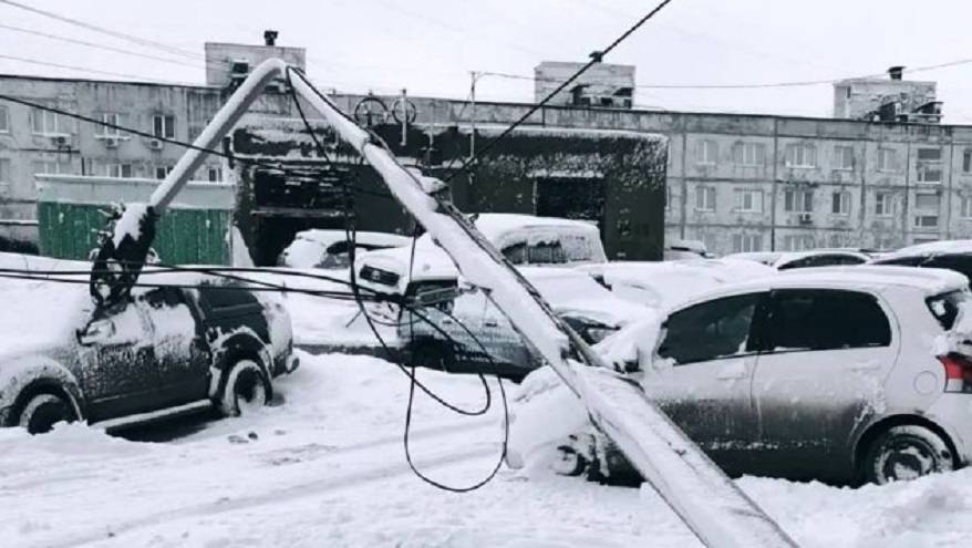 «Нежданчик прилетел»: Столб упал на припаркованный автомобиль «Нежданчик прилетел»: Столб упал на припаркованный автомобиль