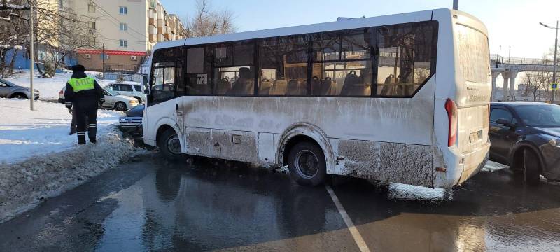Выехал на встречку: Пассажирский автобус попал в ДТП во Владивостоке