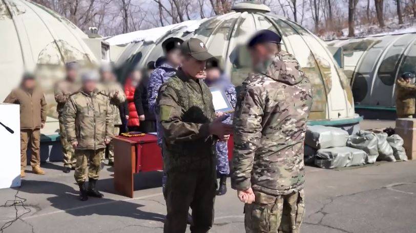 Олег Кожемяко вручил награды лучшим росгвардейцам, отличившимся во время СВО