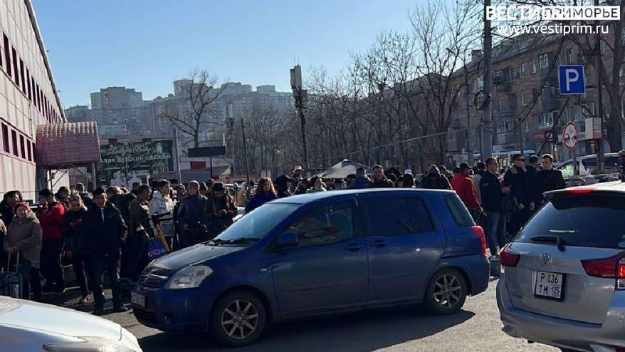 «Прямо как в 90-е»: владивостокцы "давятся" в очереди на Спортивке за вещи из закрытых ТЦ