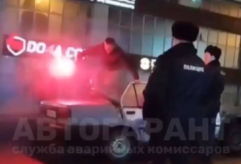 Как в Париже?: во Владивостоке разбили и жгли Nissan Sunny на глазах инспекторов ГИБДД