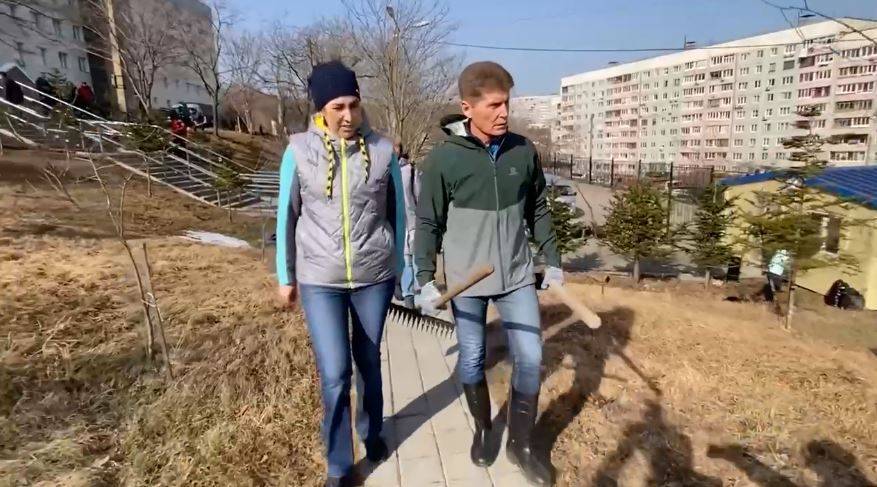 Олег Кожемяко вышел вместе с приморцами на первый в сезоне субботник Олег Кожемяко вышел вместе с приморцами на первый в сезоне субботник
